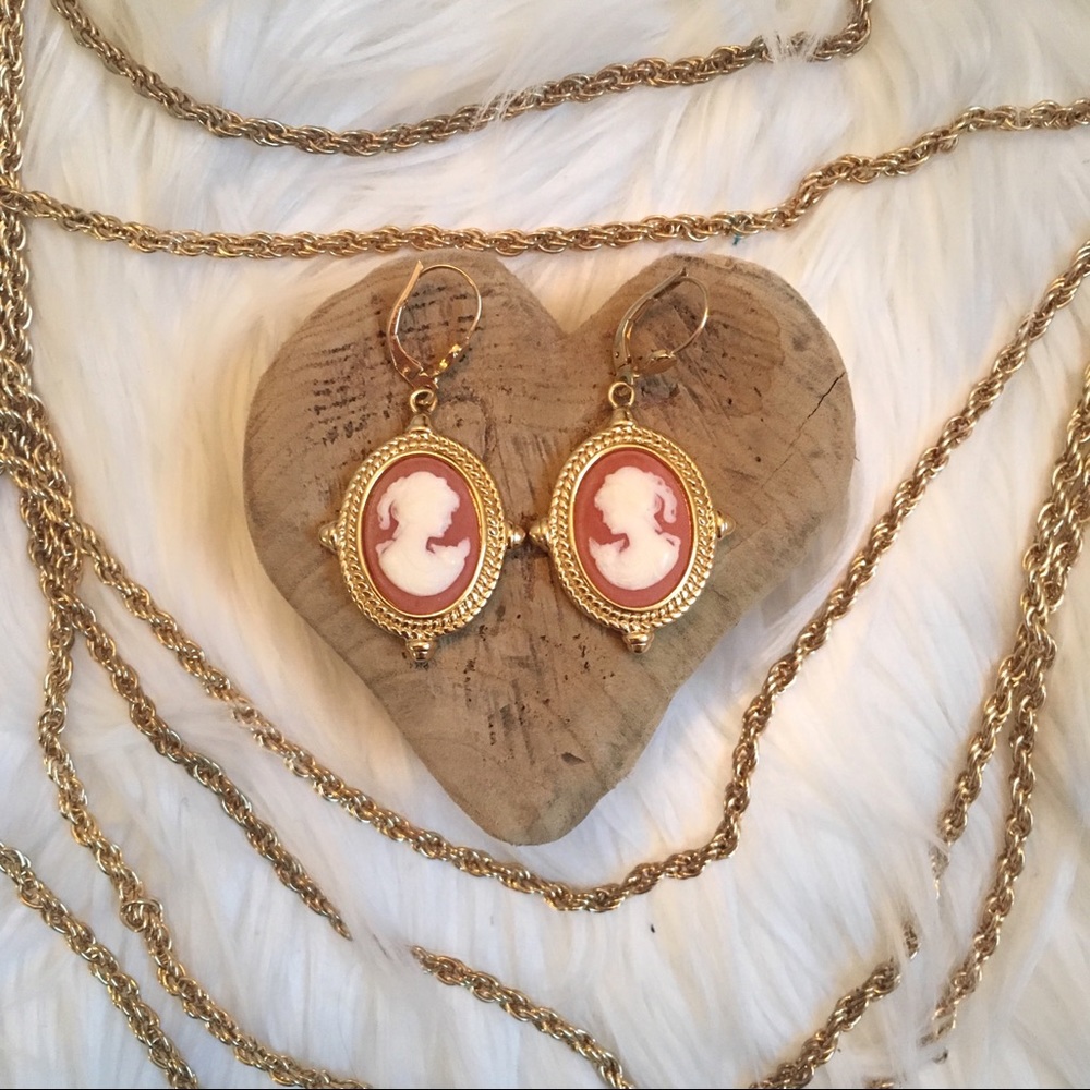 ⭐️Reduced Price⭐️ Vintage Cameo Earrings